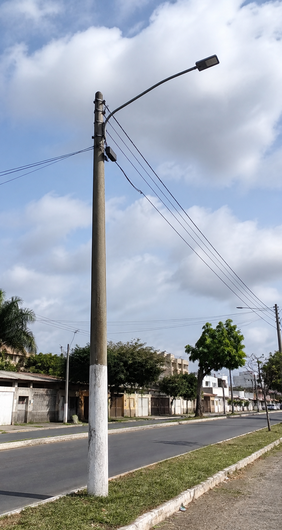 Poste de iluminação pública fotografado durante o dia
