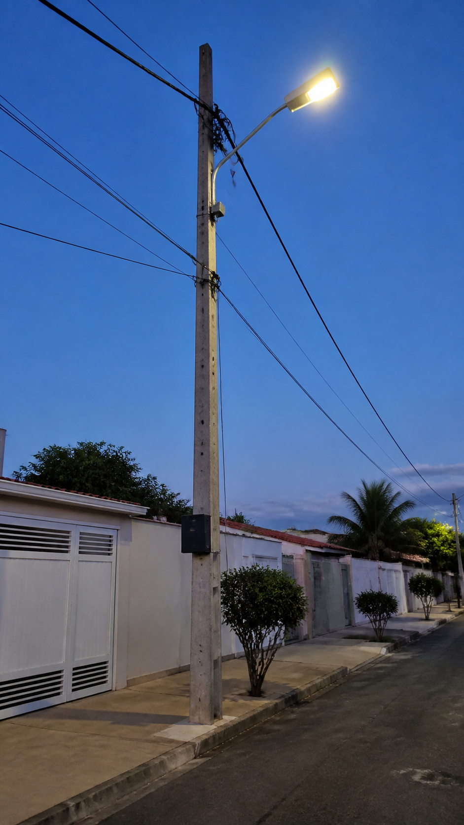 Poste de iluminação pública aceso durante a noite